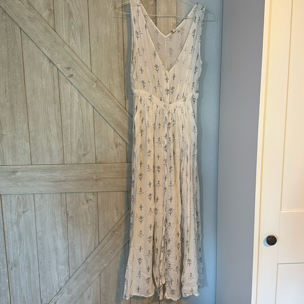 Beautiful flowy Roxy dress size large white and black